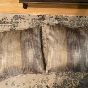 2 Decorative pillows